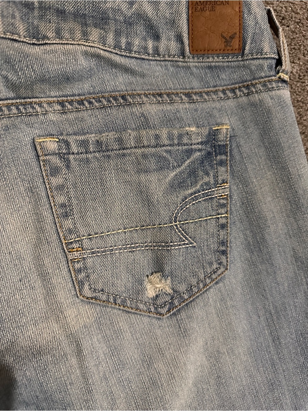 American Eagle Favorite Boyfriend Distressed Jeans Size 8 Light Wash - Picture 9 of 10
